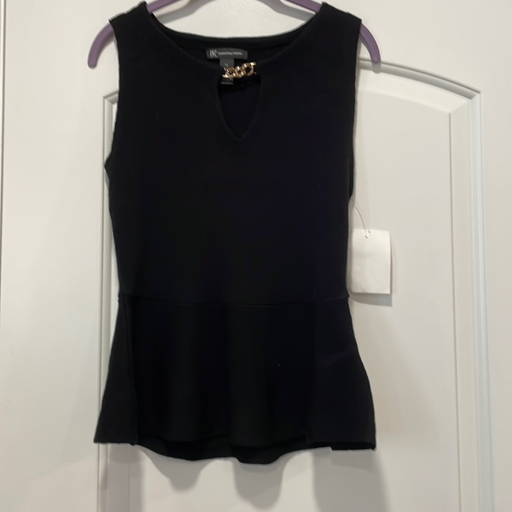 Short sleeve, INC light pendulum sweater with gold chain